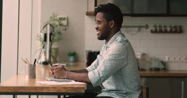 Feliz joven afroamericano hombre usando aplicaciones móviles. — Vídeo de stock