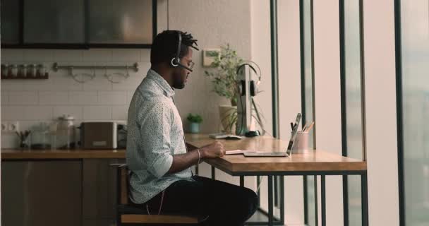 Happy young stylish african american man studying online. — Stock Video