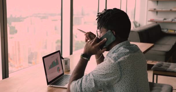Especialista em marketing masculino afro-americano experiente trabalhando no escritório. — Vídeo de Stock