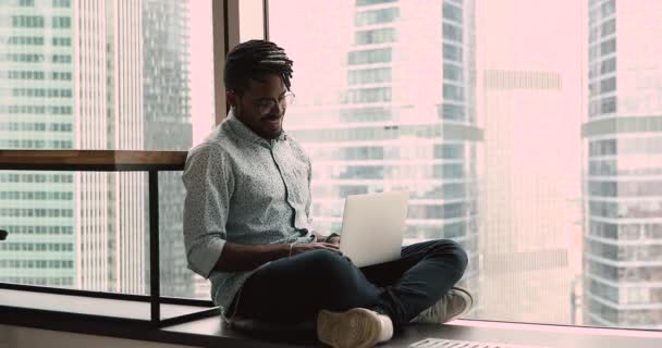 Relaxado jovem africano etnia elegante homem trabalhando no computador. — Vídeo de Stock