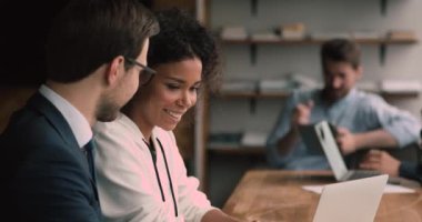 Mutlu genç Afrikalı Amerikalı kadın gülümseyen erkek patronla şakalaşıyor..