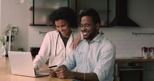 Feliz millennial mestizo raza africana familia pareja compras en línea. — Vídeos de Stock