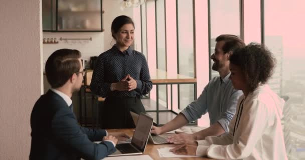 Pessoas de negócios diversa feliz discutir ideias do projeto. — Vídeo de Stock