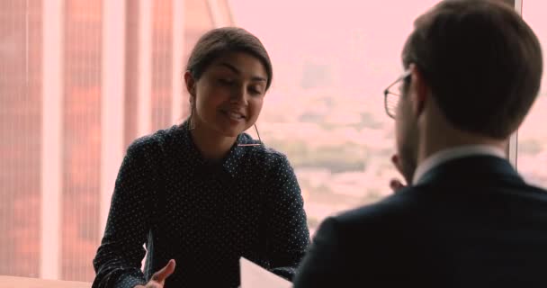 Feliz jovem indiana etnia biracial mulher passando emprego entrevista. — Vídeo de Stock