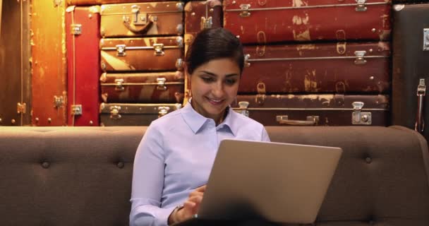 Sonriente joven hermosa india etnia mujer de negocios que trabaja en la computadora. — Vídeos de Stock