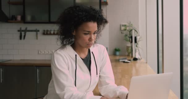 若いアフリカ系アメリカ人の女性がコンピュータを使って. — ストック動画