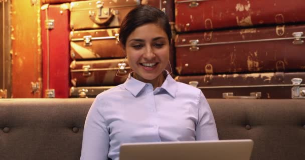Felice giovane attraente indiana etnia donna d'affari in possesso di videochiamata. — Video Stock
