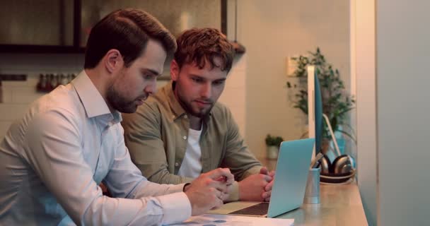 Dos colegas caucásicos felices involucrados en el trabajo informático. — Vídeo de stock