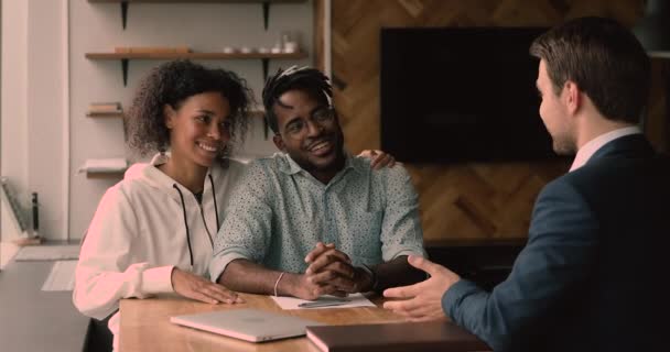 Ευτυχισμένο νεαρό αφροαμερικάνικο ζευγάρι που κάνει χειραψία με μεσίτη.. — Αρχείο Βίντεο