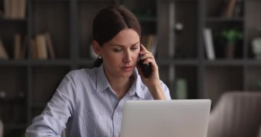 Mutsuz genç bir kadın hoş olmayan bir telefon görüşmesi yapıyor, bilgisayarla uğraşıyor..