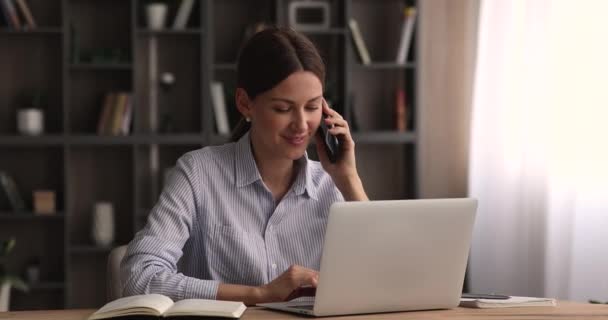 Щаслива молода бізнес-леді чує хороші новини під час розмови зі смартфонами . — стокове відео