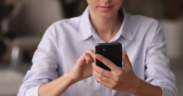 Primer plano sonriente joven mujer de negocios usando teléfono inteligente. — Vídeos de Stock