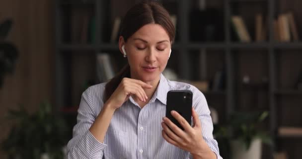 Focada jovem empresária especializada segurando conversa chamada móvel. — Vídeo de Stock