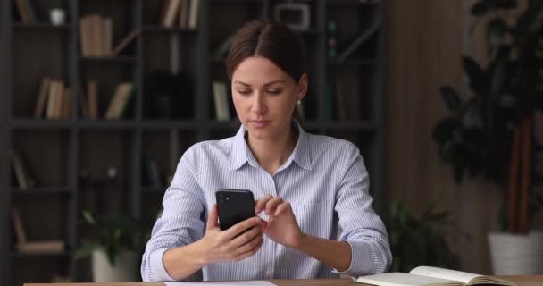 Unhappy anxious young business lady using smartphone. — Stock Video