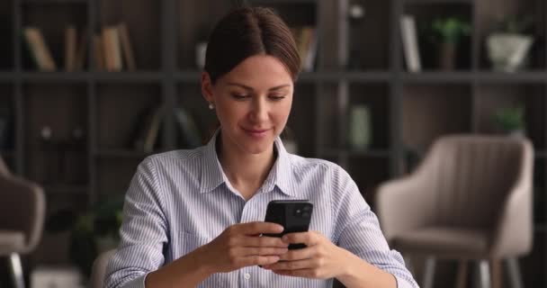Gelukkige jonge vrouw leest bericht met goed nieuws. — Stockvideo