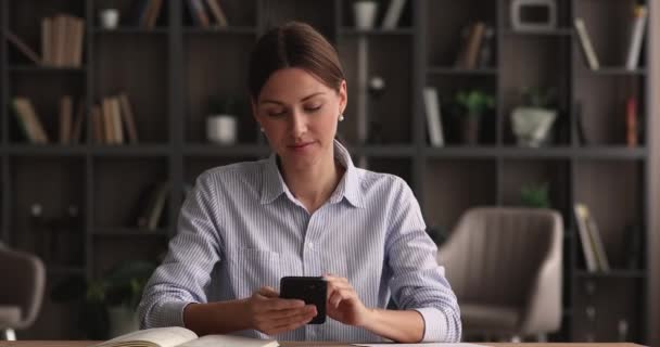 快乐的35岁年轻的高加索女人在室内用智能手机. — 图库视频影像