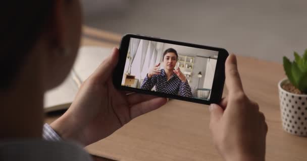 Close up jong vrouw communiceren met indisch collega. — Stockvideo