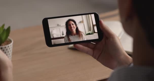 Junge Frau hält Handy-Videotelefonie mit Schwester. — Stockvideo