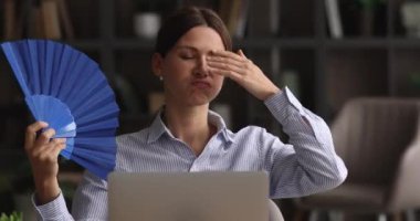 Mutsuz, stresli, evde aşırı ısınmış genç bir kadın..