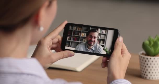 Close-up focus op mobiele telefoon scherm met glimlachende man. — Stockvideo