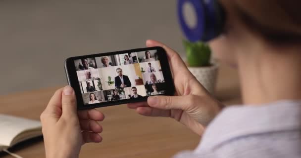 Jonge vrouw houdt videoconferentie gesprek met collega 's. — Stockvideo