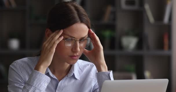 Stres přemožený mladý businesswoman masáže chrámy v kanceláři. — Stock video