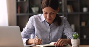 Kağıt defterdeki mutlu genç iş kadını el yazısı.