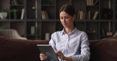 Çevrimiçi piyangoyu kutlayan duygusal genç kadın kazandı.