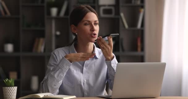 Happy young business lady recording mobile audio message. — Stock Video