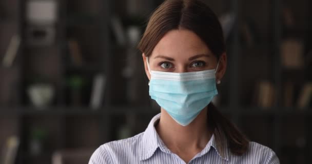 Glückliche junge kaukasische Frau mit medizinischer Schutzmaske. — Stockvideo