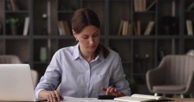 Stresli beyaz iş kadını muhasebe ile ilgili sorunlar yaşıyor..