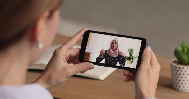 Enfoque de cerca en la pantalla del teléfono inteligente con la mujer india joven. — Vídeos de Stock