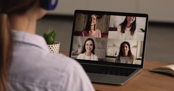 Concéntrate en la pantalla del ordenador con hermosas cuatro mujeres. — Vídeos de Stock