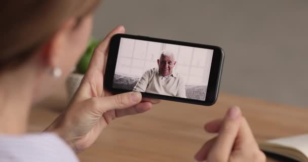 Glad 80-tals gammal pensionerad farfar som håller videoanropsmöte. — Stockvideo