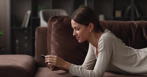 Mujer soñadora joven feliz usando aplicaciones de teléfonos inteligentes. — Vídeos de Stock