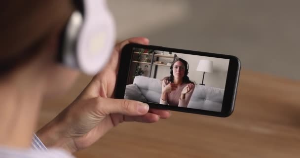 Zwei Kolleginnen halten Online-Videotelefonie ab. — Stockvideo