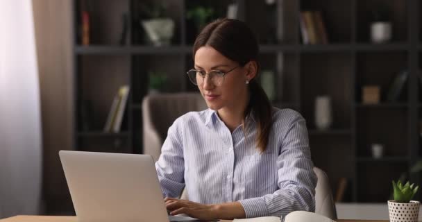 幸せな若い白人のビジネスマンの女性が休んで、コンピュータの仕事を終えた. — ストック動画