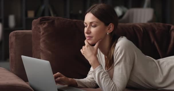 Laptop kullanan hayalperest beyaz kadın.. — Stok video
