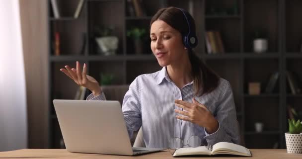 Joyeuse jeune femme d'affaires sincère profiter du temps de pause, écouter de la musique. — Video