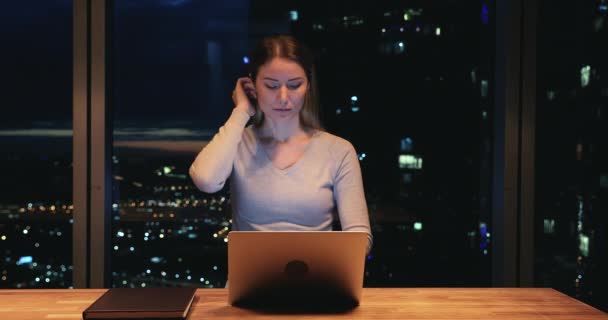 Mujer de negocios caucásica joven estresada sintiéndose cansada, trabajando hasta tarde. — Vídeos de Stock