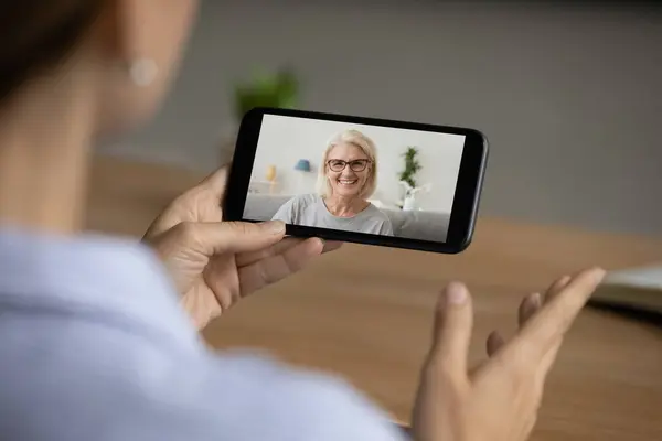 Frau hat Webcam-Anruf auf Handy mit Mutter — Stockfoto