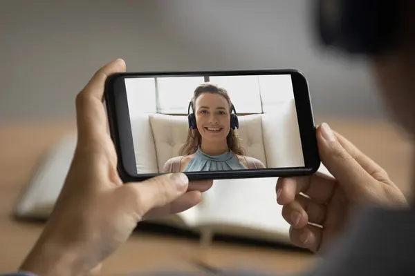 Frau hat Online-Beratung per Webcam auf Smartphone — Stockfoto