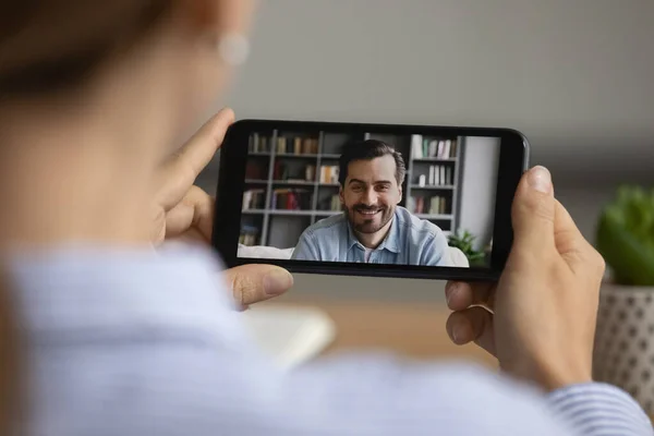 Kadının iş arkadaşıyla akıllı telefondan görüntülü konuşma yapmış. — Stok fotoğraf