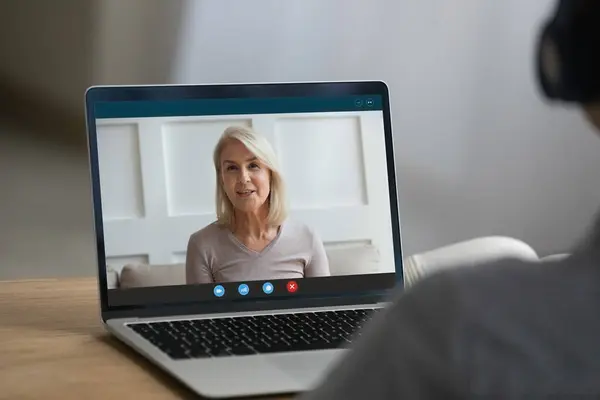 Mulher conversa na webcam chamada com mãe idosa — Fotografia de Stock