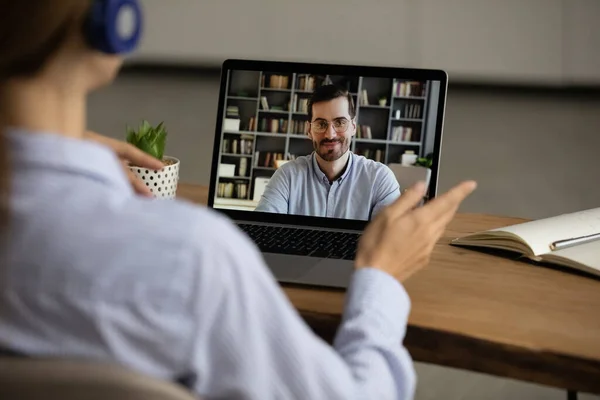 La donna parla in videochiamata con un collega maschio — Foto Stock