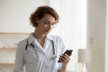 Kadın doktor hastanede cep telefonu danışmanlığı yapan bir hasta kullandı