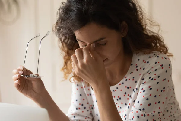 Jovem mulher sofre de problema de visão tonto visão ruim — Fotografia de Stock