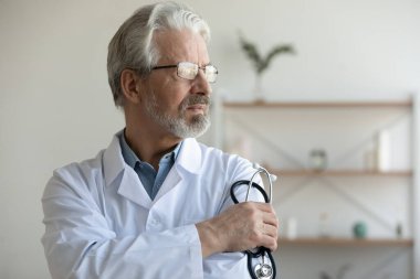 Düşünceli olgun erkek doktor, mesafeli düşün.