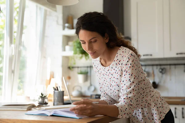 Mujer milenaria estudiando desde casa dedicada a la lectura de libros de papel —  Fotos de Stock