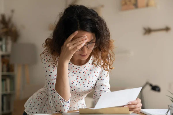 Verwirrte junge Frau in offenem Brief über Kreditverweigerung — Stockfoto